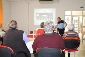 Policist s starejšimi o varnosti v prometu 1